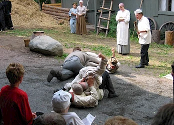 Kuva Kuivalahden kesäteatterin näytöksestä Torpparin poika 2005 - 6