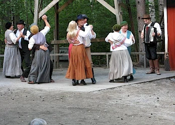 Kuva Kuivalahden kesäteatterin näytöksestä Kaunissaaren Valssi 2007 - 7