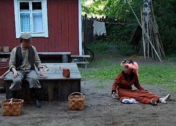 Kuva Kuivalahden kesäteatterin näytöksestä Parast unhotta tomne 2011 - 16