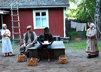 Kuva Kuivalahden kesäteatterin näytöksestä Parast unhotta tomne 2011 - 18