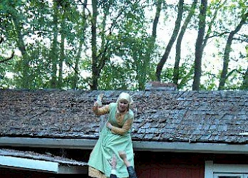 Kuva Kuivalahden kesäteatterin näytöksestä Parast unhotta tomne 2011 - 21