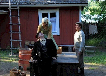 Kuva Kuivalahden kesäteatterin näytöksestä Parast unhotta tomne 2011 - 8