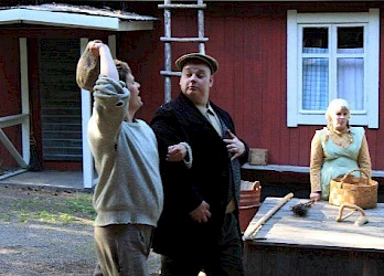 Kuva Kuivalahden kesäteatterin näytöksestä Parast unhotta tomne 2011 - 9