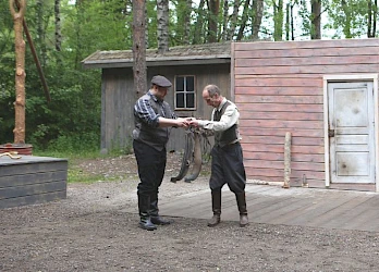 Kuva Kuivalahden kesäteatterin näytöksestä Tukkijoella 2015 - 16