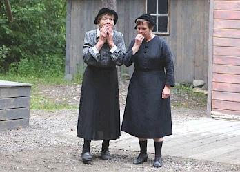 Kuva Kuivalahden kesäteatterin näytöksestä Tukkijoella 2015 - 2