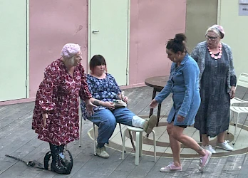 Kuivalahden kesäteatterin näytelmä Naisluola (2024)