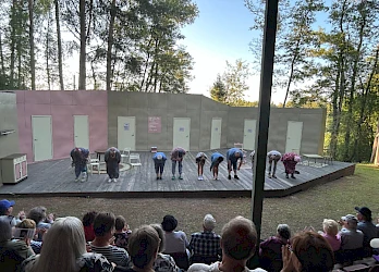 Naisluolan näyttelijät kiittävät ja kumartavat yleisölle